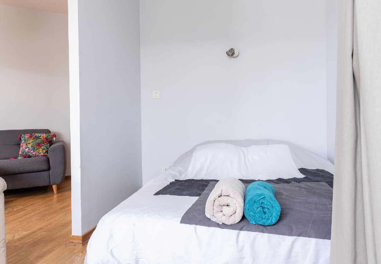 Studio in Candé - large 2-bed studio in the heart of Candé Hote-Zen WIFI