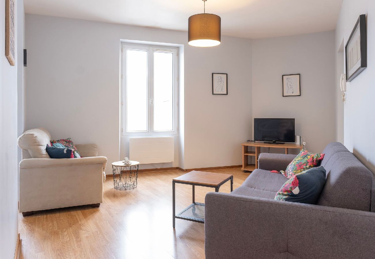Studio in Candé - large 2-bed studio in the heart of Candé Hote-Zen WIFI