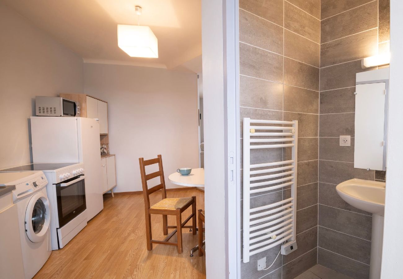 Studio in Candé - large 2-bed studio in the heart of Candé Hote-Zen WIFI