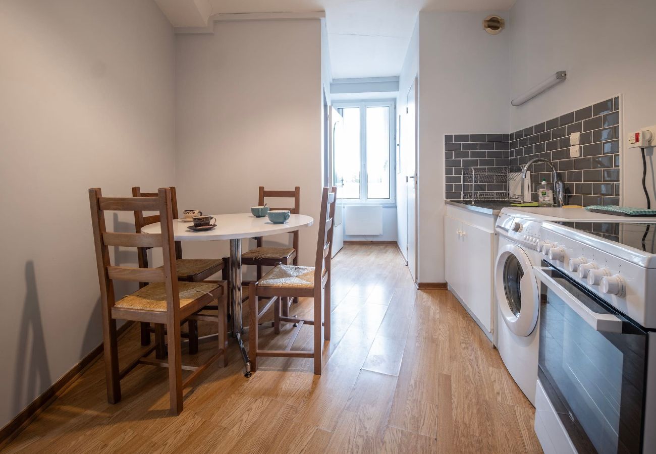 Studio in Candé - large 2-bed studio in the heart of Candé Hote-Zen WIFI