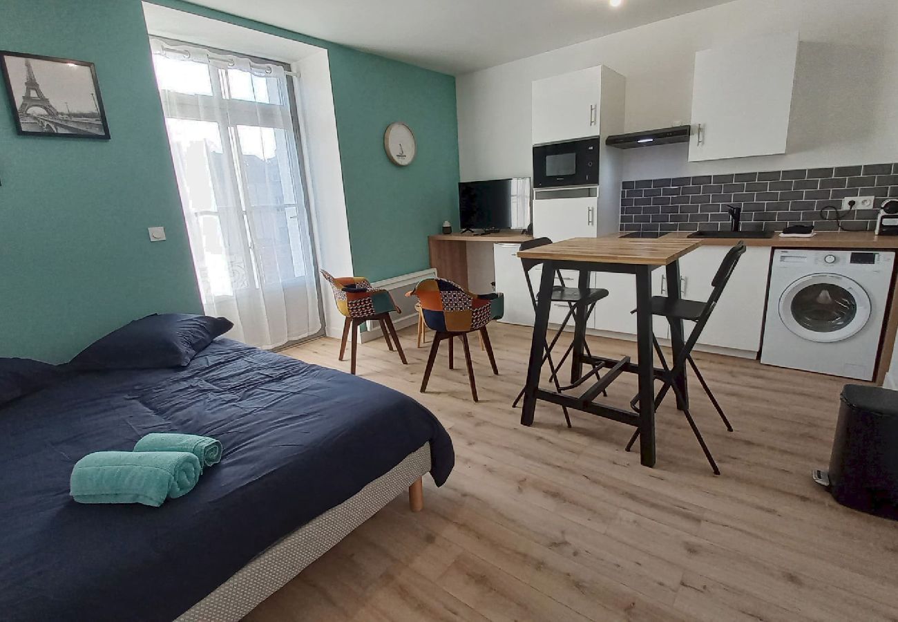 Studio in Segré - Studio for a short break in the heart of town Hote-Zen! BRAND NEW!