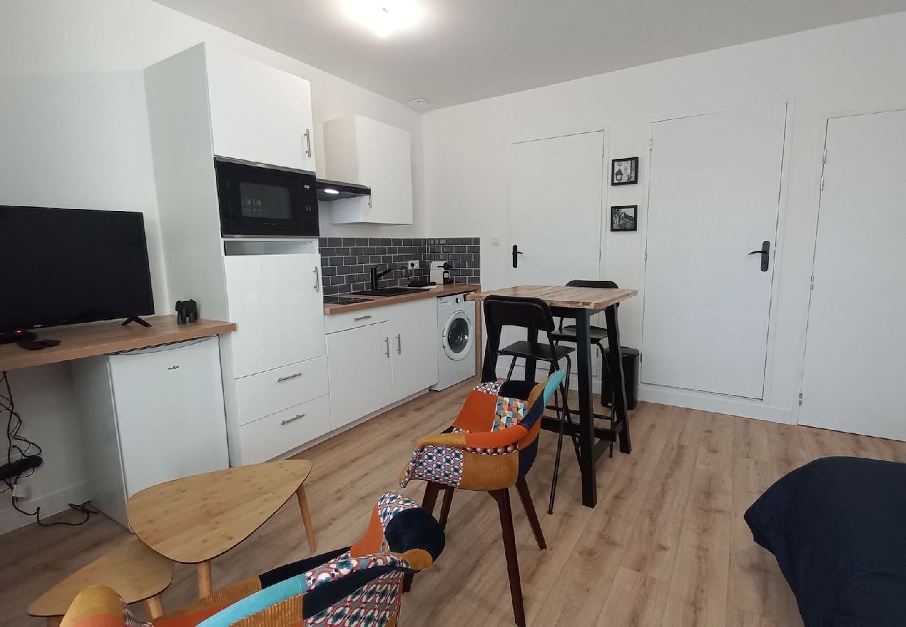 Studio in Segré - Studio for a short break in the heart of town Hote-Zen! BRAND NEW!