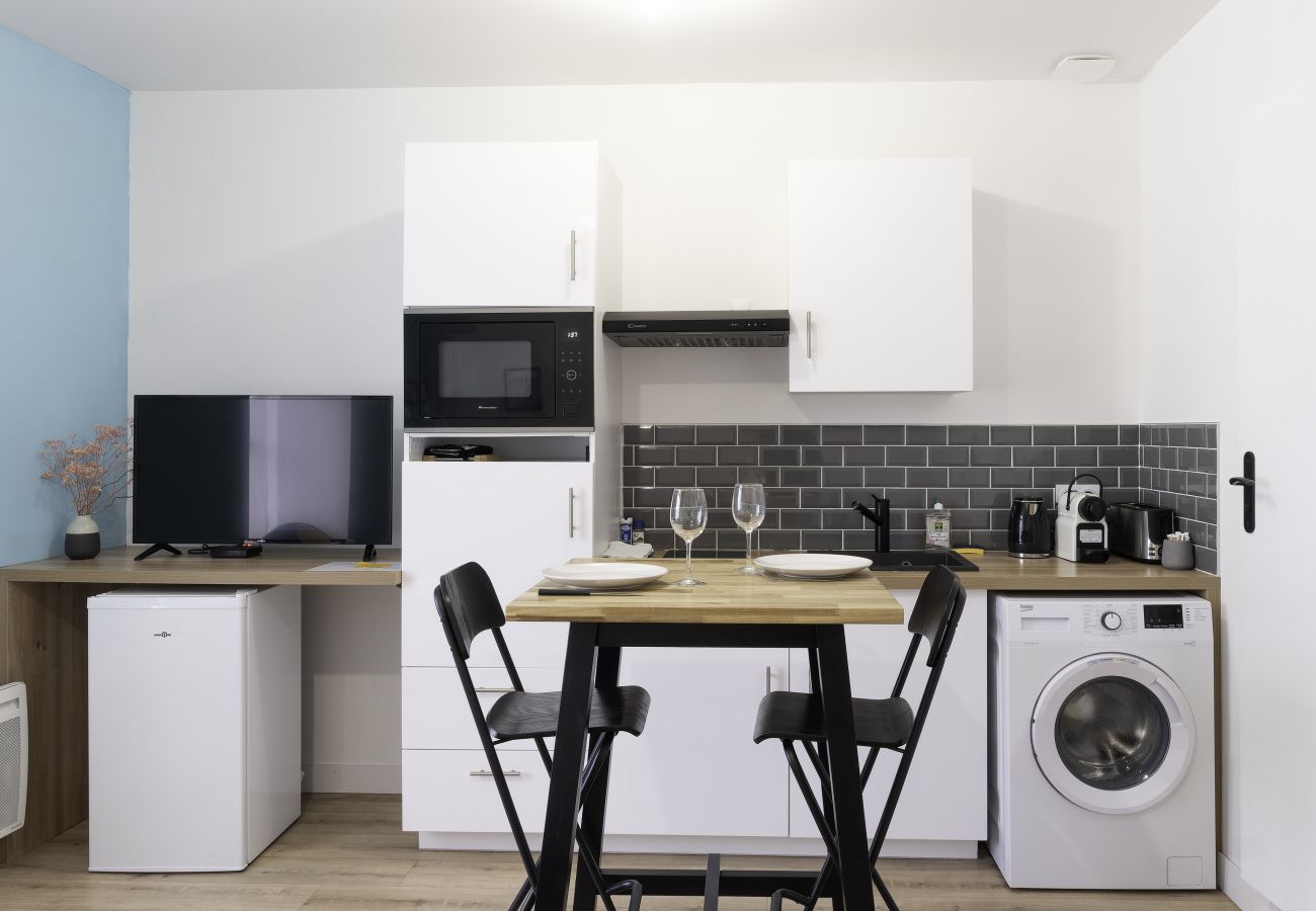 Studio in Segré - Studio for a short break in the heart of town Hote-Zen! BRAND NEW!
