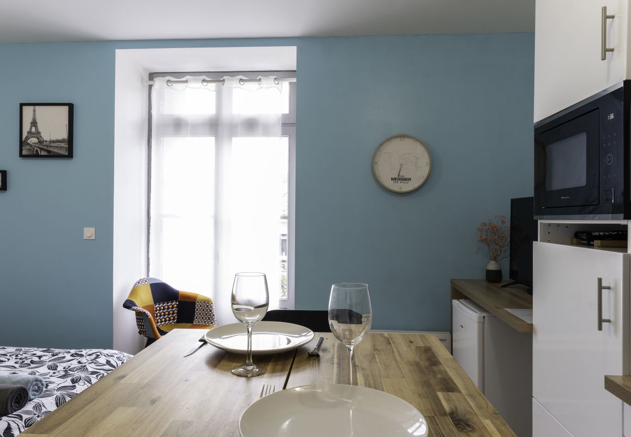 Studio in Segré - Studio for a short break in the heart of town Hote-Zen! BRAND NEW!
